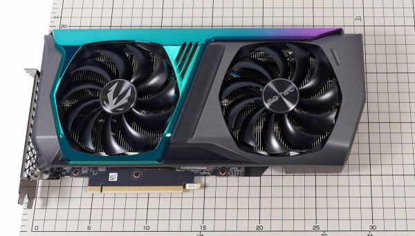 ZOTAC GeForce RTX 3070 AMP Holo」をレビュー。そのままでも光っても