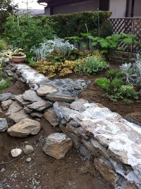 ロックガーデンの次は石積み花壇をdiy 魔女の電子便