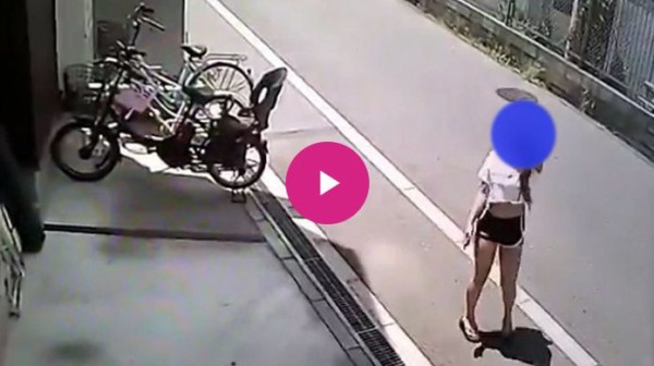 動画 ホットパンツを穿いたへそ出し女が自転車を奪う瞬間映像 Video The Moment A Navel Gazing Woman In Hot Pants Steals A Bike Worldwalker S Weblog