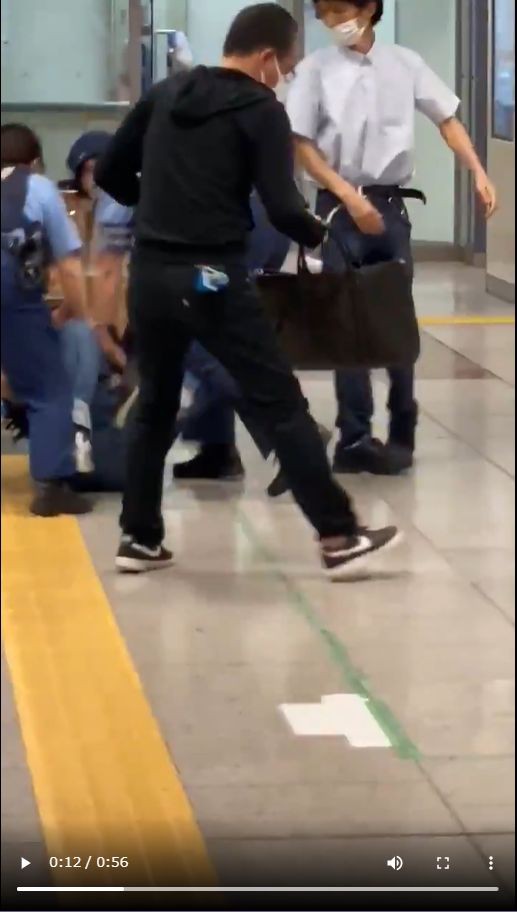 動画 名古屋駅で刃物を持った犯人を警察官が現行犯逮捕した Video Police Officers Caught A Knife Wielding Criminal Red Handed At Nagoya Station 视频 警察在名古屋站当 Worldwalker S Weblog