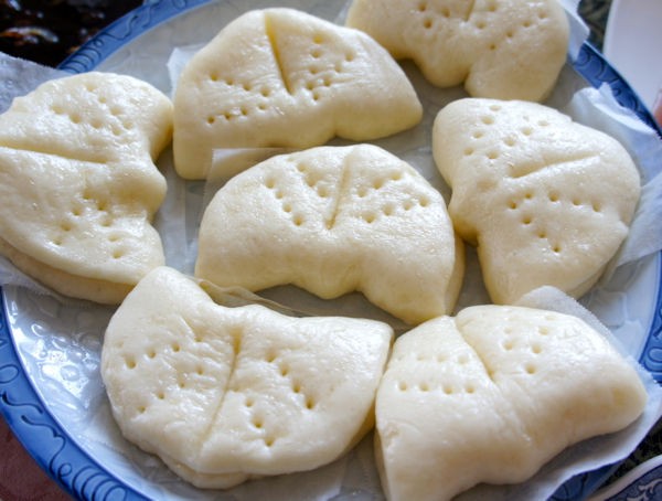 2月の点心1は発酵生地の基本中華蒸しパン 荷葉挟子 を紹介します シャウ ウェイの幸せ中国料理