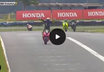 バイクレースで1位ゴールしたと勘違いしてガッツポーズし抜かれる 