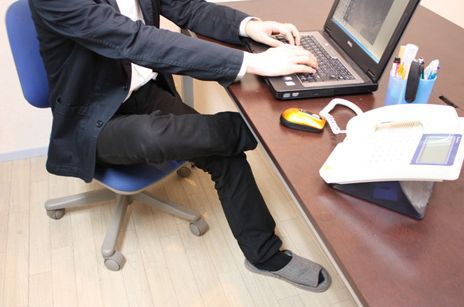 足組みをしたとき左足が上にでる心理とは 今すぐ使える心理学の基礎講座 足組みをしたとき左足が上にでる心理とは 今すぐ使える心理学の基礎講座