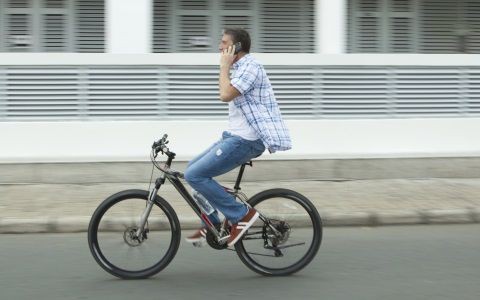 6月から】「自転車乗りながらスマホ」は罰則って知ってた？ : 自転車情報館