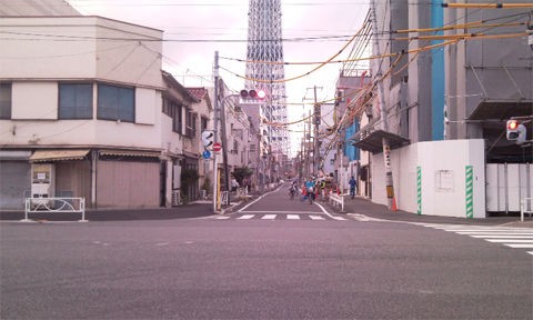 東京スカイツリーを下から見上げる Yield A Deep Beauty