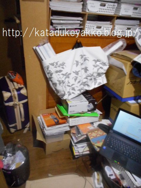 物置部屋 汚部屋 の床が見えてきた ビフォー アフター画像 やっこさんの捨て活ブログ 片付けビフォーアフター