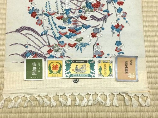 結城手織紬という証紙が張ってある結城紬風反物 染めの反物 牡丹 梅 菊