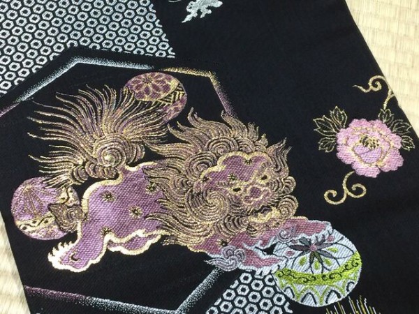 アンティーク 名古屋帯 黒地 唐獅子牡丹 未着用だが虫食い穴有り 汚れ