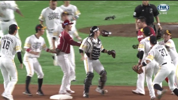 乱闘 楽天アマダーが頭部付近の投球にブチギレ 退場 日刊やきう速報