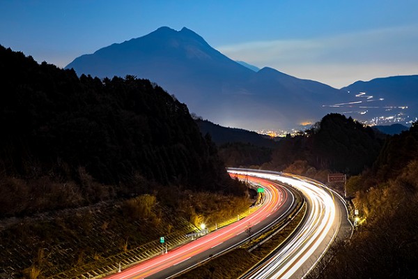 由布岳と光跡 光の情景 Kyushu Photolog