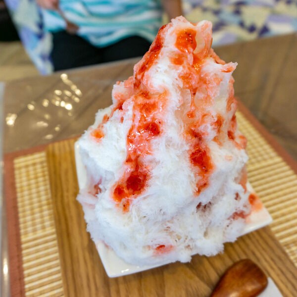 中央の「期間限定の幻のかき氷屋さん」がプレオープンしてる。明日から