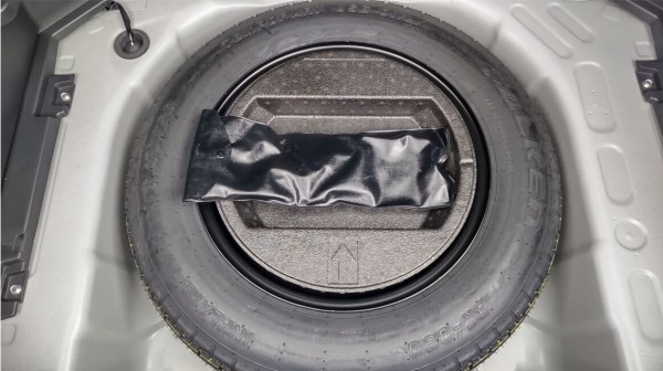 ヤリスクロスのオプション装備品であるスペアタイヤと車載工具