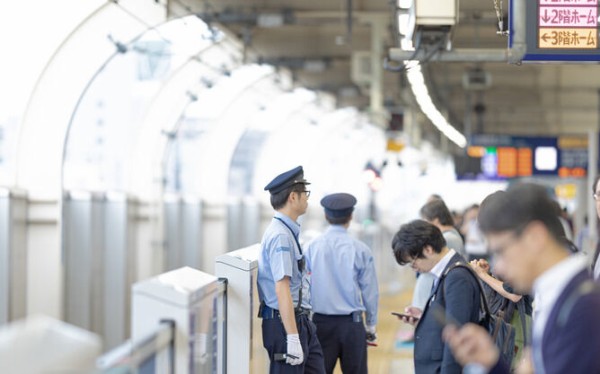 悲報 車イス女性 駅員さん3 4人集めて 階段で持ち上げてください 駅員 無理です やるきまんまん