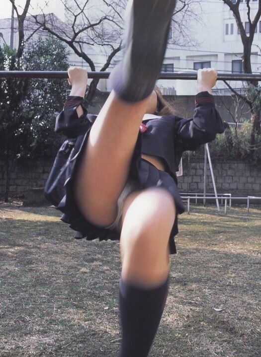 画像 爆乳激カワjkさん 制服のまま鉄棒にぶら下がってどらエロい紐パンが丸見え すぐ消す やるきまんまん