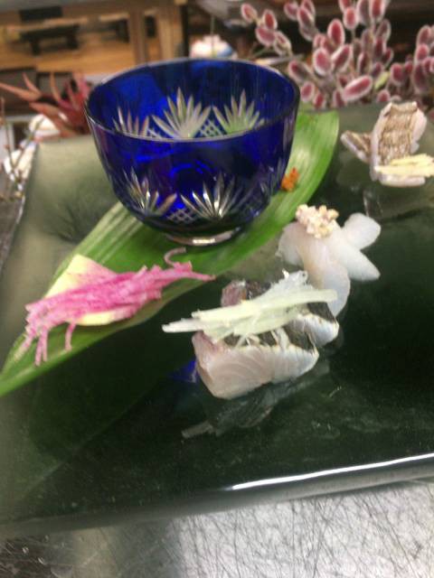 漁師さんから直接買い付けた 浜買い サゴシ カレイ 太刀魚でございます カレイの肝は お庭の柚子ポン酢で ホンマに けっこうやなぁ