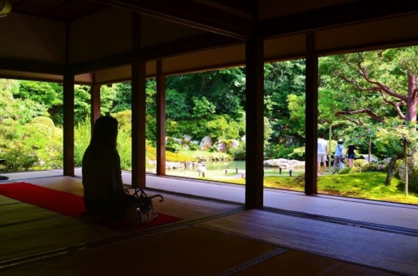 青蓮院蓮華寺形石燈籠 ぶら下がら