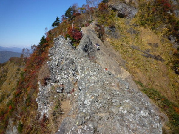 秋の小品登山 戸隠山 緑の中の水色日記