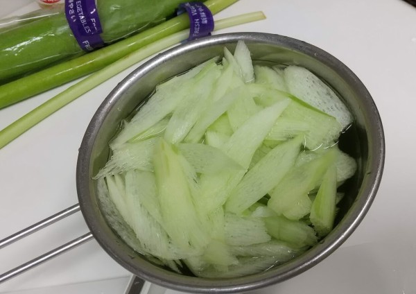 初めてのハスイモ 酢の物と煮物に たまには贅沢旅