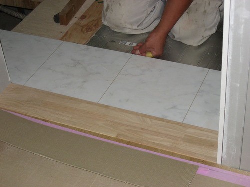 洗面所と洗濯室の床を張る 床暖房対応大理石調床材 平屋を建てる