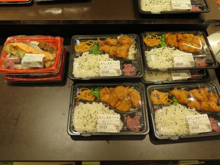 ドン キホーテ 0円弁当 鮭のっけのり弁当 と 唐揚げ弁当 が超人気 よっちゃんが新商品の評価 感想をまとめるよ