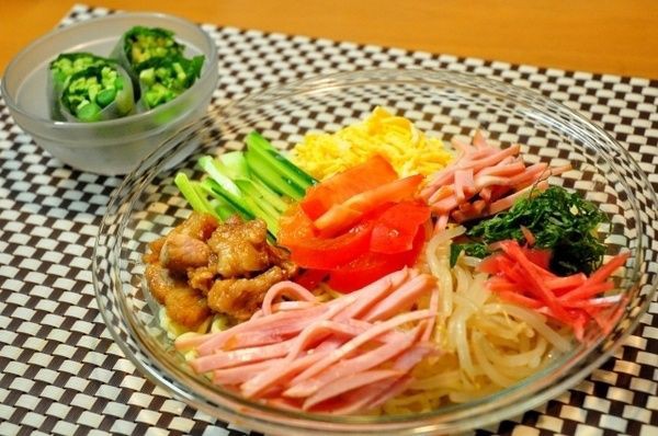 冷やし中華で外せない具材は 錦糸卵 キュウリ ハム 鶏肉 ささみ トマト よっちゃんが新商品の評価 感想をまとめるよ