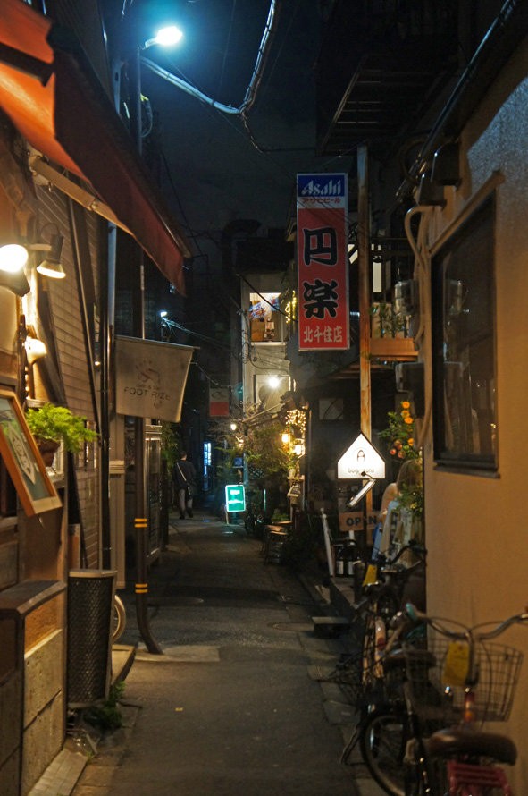 夜散歩のススメ1524 北千住飲み横の曲がってゆく裏道 夜散歩のススメ