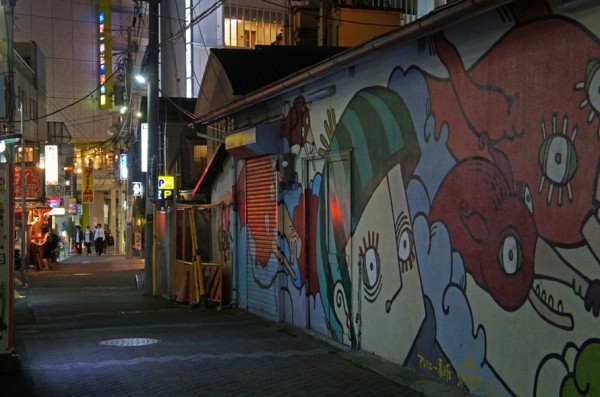 夜散歩のススメ1508 町田４丁目壁画がある通り 夜散歩のススメ