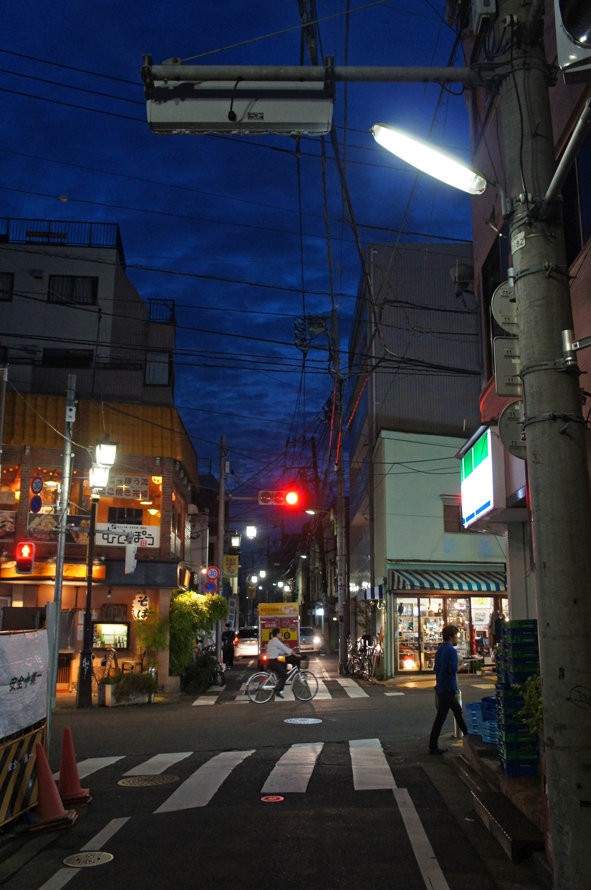 当店は最高な サービスを提供します 空のガチャガチャ-思い出の街並み