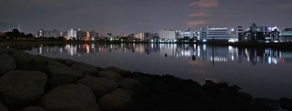 夜散歩のススメ4296「対岸にビル群の不思議な砂浜風景」 : 夜散歩のススメ