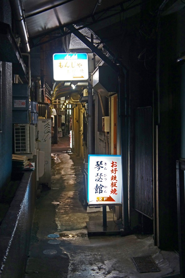 夜散歩のススメ2222 キムチ横丁 ｌ字に曲がる路地裏と 夜散歩のススメ