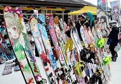 長野 アニメキャラ描いたスノーボード 痛板 白馬のスキー場に３００枚超 日常系アニメまとめ