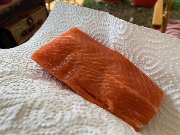 キャンプで薫製 刺身用の生サーモンで簡単に燻製ができる方法を詳しくブログで紹介 ｋｕｔｉｋｏｍｉ