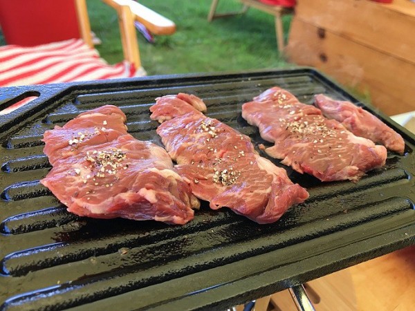 絶対おすすめ！キャンプでステーキを焼く時の鉄板はコレ！値段が安い肉でもおいしく焼ける。 : Ｋｕｔｉｋｏｍｉ