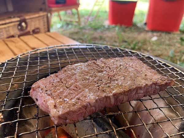 焚き火で焼肉！網で焼くよりお手軽でおいしいです。 : Ｋｕｔｉｋｏｍｉ