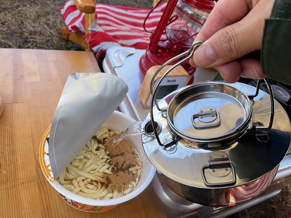 キャンプでカップラーメンはうまい お湯であることをすると超便利 ｋｕｔｉｋｏｍｉ