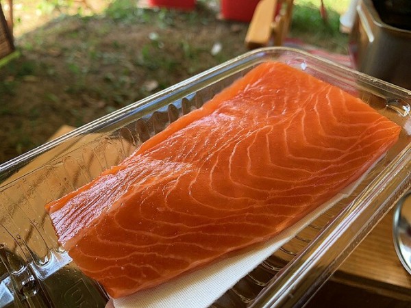 キャンプで薫製 刺身用の生サーモンで簡単に燻製ができる方法を詳しくブログで紹介 ｋｕｔｉｋｏｍｉ