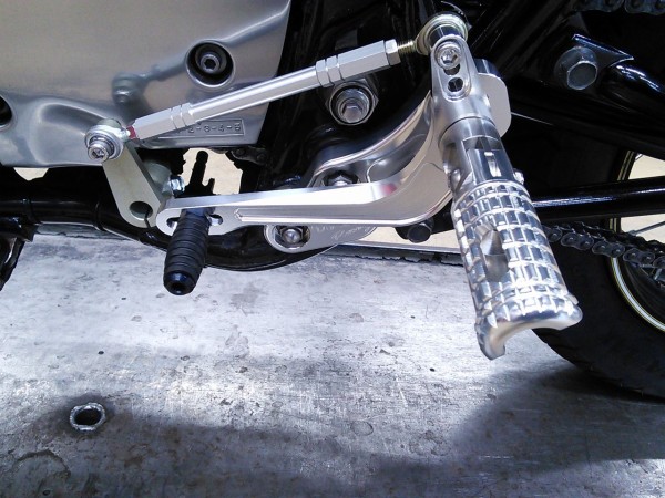 SR400 SR500 ビレットバックステップ rearsets Silver Drum minnade