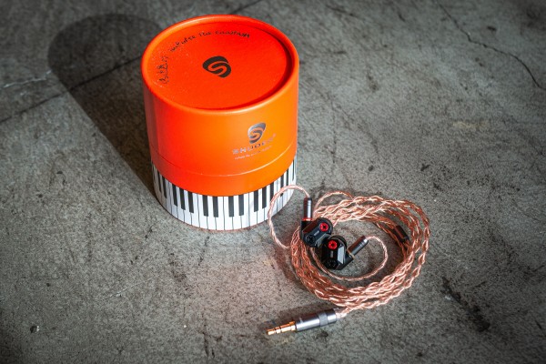 SHUOER TAPE』カセットテープをモチーフとしたデザインによる