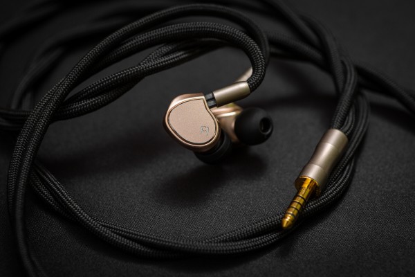 ESSENCE AUDIO JE-F1-S』編組シールド加工を施した銀メッキ銅線材でLR 