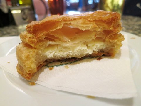 マルタの美味しいチーズパイ パスティッツィ Caffe Cordina マルタ ヴァレッタ 月餅m ゆえぴんm 世界で食す