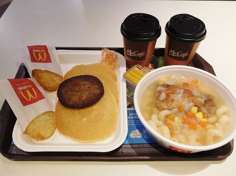 香港の麥當勞（マクドナルド）でマカロニスープの朝食セット。（香港