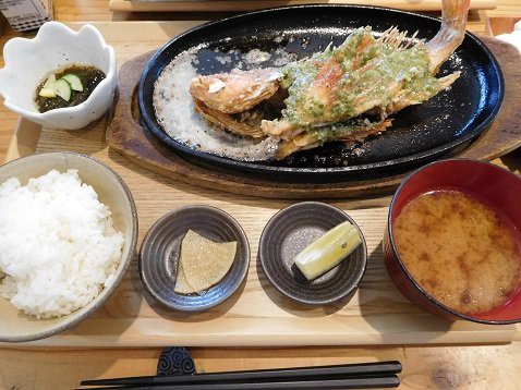 マグロの目玉を食べてみた 糸満漁民食堂 沖縄 糸満 月餅m ゆえぴんm 世界で食す