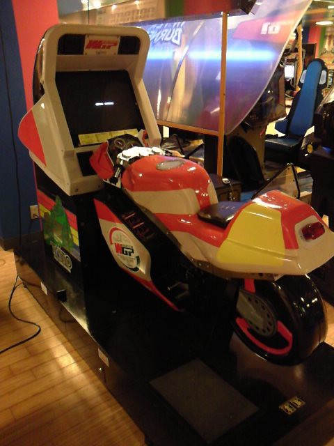 ゲーセンでバイク運転してる感じのゲームってないの 唯我独尊