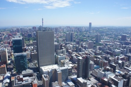 大都会ヨハネスブルグのダウンタウンへ行く 笑う母には福来る