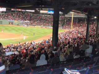 America's Most Beloved Ballpark : バックスクリーンの下で