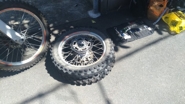 タイヤ交換 久しぶりにオフロードバイクのタイヤ交換をしてみて気づいた便利な道具 バイクで見てきた世界