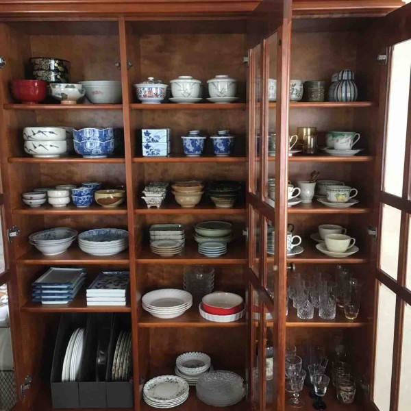 実家スッキリ化計画 食器棚を片付けた結果と捨てられない食器の悩み フツウノコト