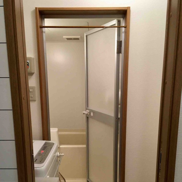 暮らしを整える 無印 壁に付けられる家具 でスッキリ 狭い洗面所のタオル収納 フツウノコト