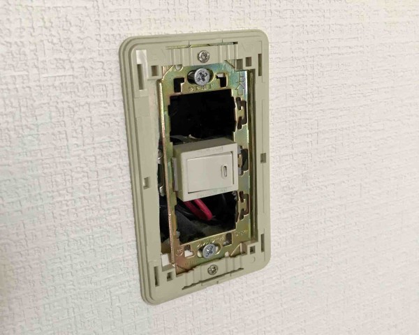賃貸diy 100均リメイクシートで スイッチカバーをオシャレに変身 フツウノコト