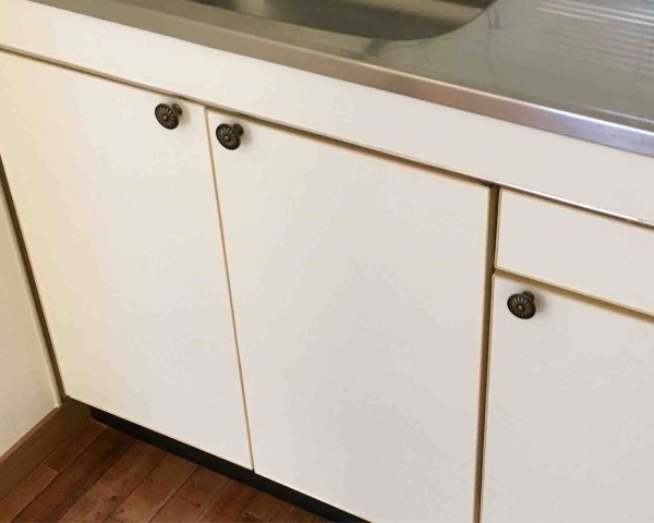 Diy キッチン収納扉の取っ手交換 フツウノコト